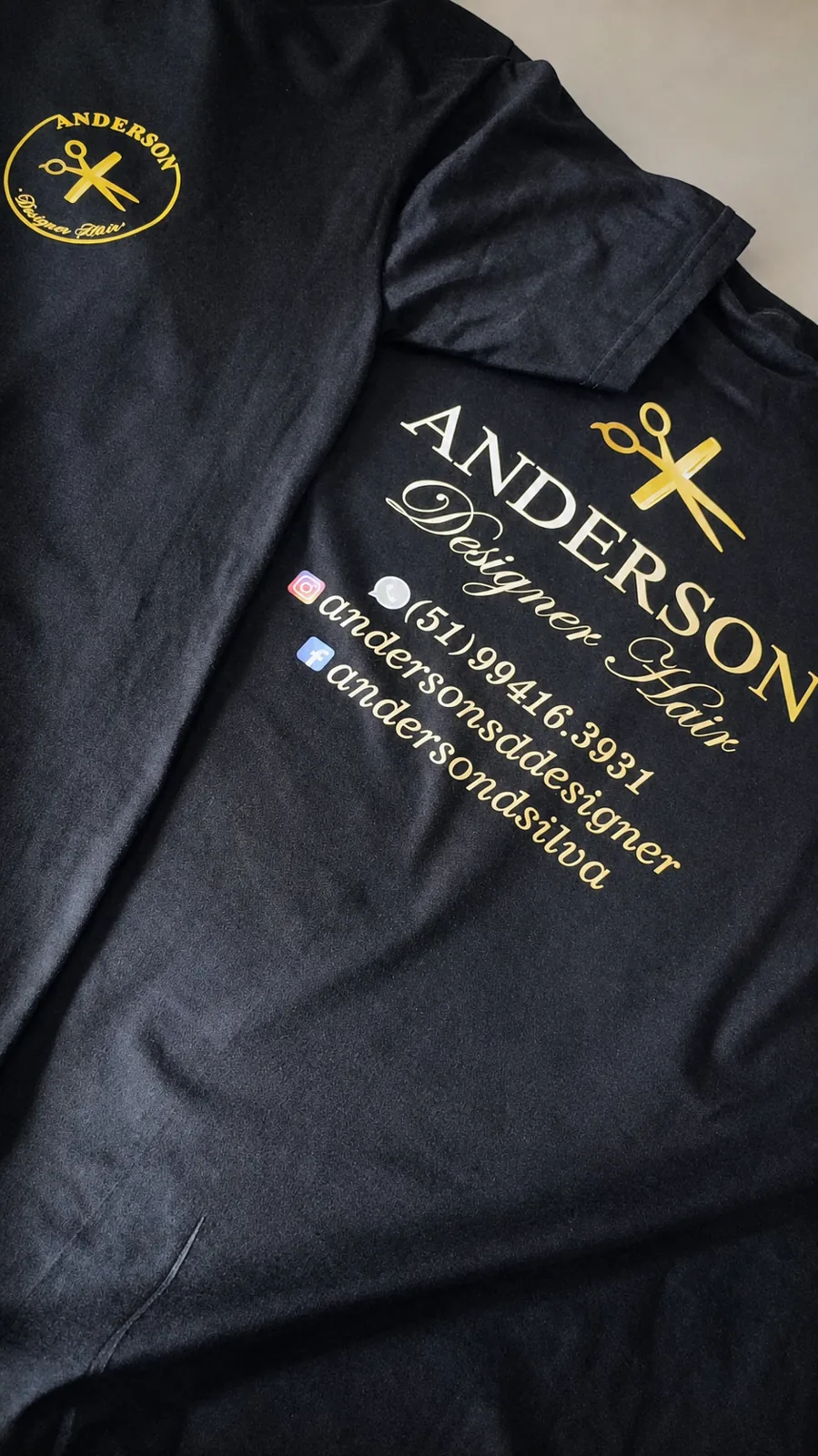 Camiseta preta Anderson Designer Hair com logo dourado